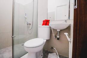 RedDoorz near Hermes Place Polonia Medan