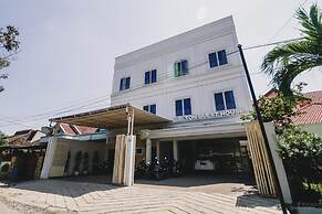 RedDoorz near Hermes Place Polonia Medan