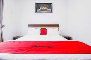 RedDoorz near Hermes Place Polonia Medan