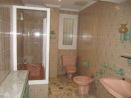 Alfalfa Deluxe Suite by Valcambre