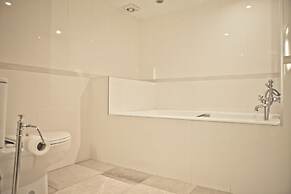 The Colin Farrell suite - hiphipstay