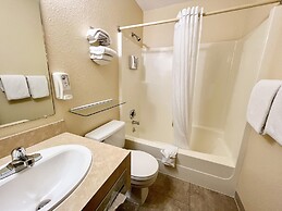 Beartooth Hideaway Inn and Cabins