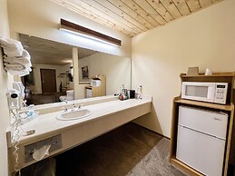 Beartooth Hideaway Inn and Cabins