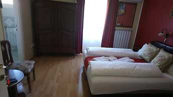 Hotel Napsugár és Gulyás Kunyhó Étterem