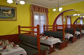 Hotel Napsugár és Gulyás Kunyhó Étterem