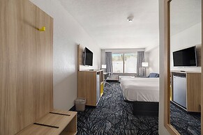 Days Inn & Suites by Wyndham Norton Shores/Muskegon