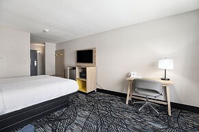 Days Inn & Suites by Wyndham Norton Shores/Muskegon