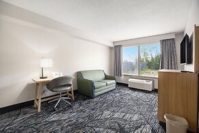 Days Inn & Suites by Wyndham Norton Shores/Muskegon