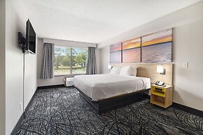 Days Inn & Suites by Wyndham Norton Shores/Muskegon