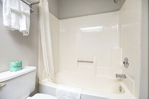 Days Inn & Suites by Wyndham Norton Shores/Muskegon