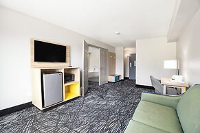 Days Inn & Suites by Wyndham Norton Shores/Muskegon