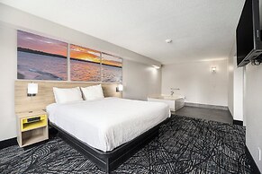 Days Inn & Suites by Wyndham Norton Shores/Muskegon