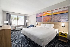 Days Inn & Suites by Wyndham Norton Shores/Muskegon