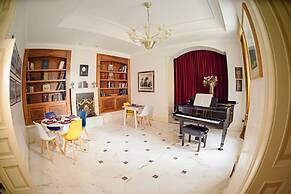 Al Centro Luxury Home