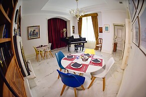 Al Centro Luxury Home