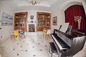 Al Centro Luxury Home