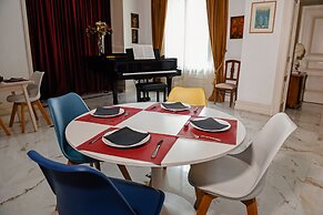 Al Centro Luxury Home