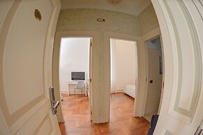 Al Centro Luxury Home