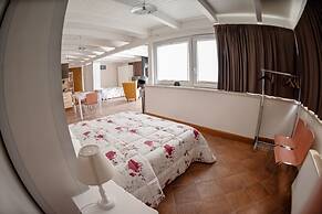 Al Centro Luxury Home