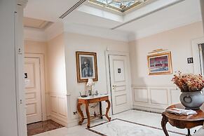 Al Centro Luxury Home