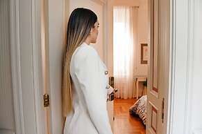 Al Centro Luxury Home