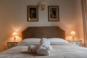 Al Centro Luxury Home