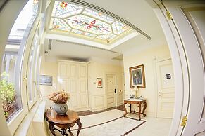 Al Centro Luxury Home