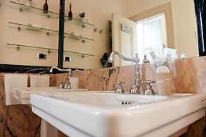 Al Centro Luxury Home