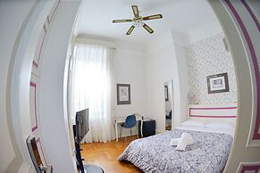 Al Centro Luxury Home