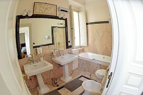 Al Centro Luxury Home