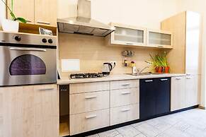 2 Bedroom Apartment near Town Hall