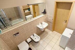 2 Bedroom Apartment near Town Hall