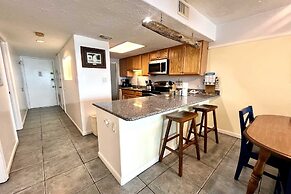 Castaways 9c 2 Bedroom Condo by RedAwning