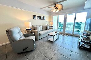 Castaways 9c 2 Bedroom Condo by RedAwning