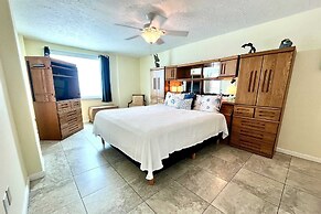 Castaways 9c 2 Bedroom Condo by RedAwning