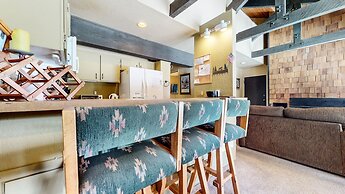 Bigwood 62 Quiet and Cozy in Forest Setting, with Garage Parking by Re