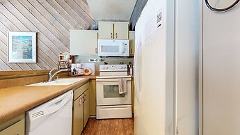 Bigwood 62 Quiet and Cozy in Forest Setting, with Garage Parking by Re