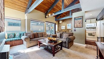 Bigwood 62 Quiet and Cozy in Forest Setting, with Garage Parking by Re