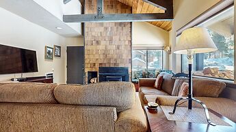 Bigwood 62 Quiet and Cozy in Forest Setting, with Garage Parking by Re