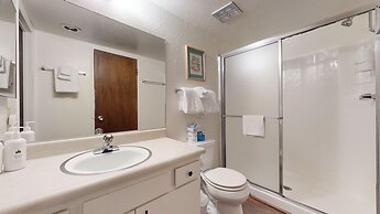 Bigwood 62 Quiet and Cozy in Forest Setting, with Garage Parking by Re