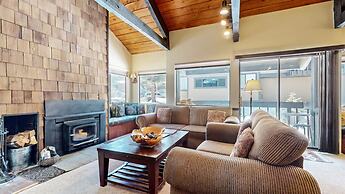 Bigwood 62 Quiet and Cozy in Forest Setting, with Garage Parking by Re