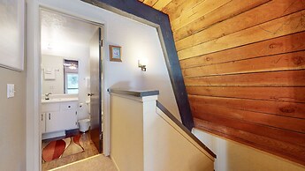 Bigwood 62 Quiet and Cozy in Forest Setting, with Garage Parking by Re