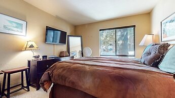 Bigwood 62 Quiet and Cozy in Forest Setting, with Garage Parking by Re