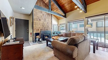 Bigwood 62 Quiet and Cozy in Forest Setting, with Garage Parking by Re