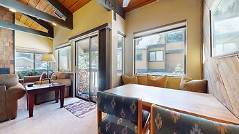 Bigwood 62 Quiet and Cozy in Forest Setting, with Garage Parking by Re