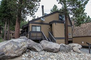 Bigwood 62 Quiet and Cozy in Forest Setting, with Garage Parking by Re