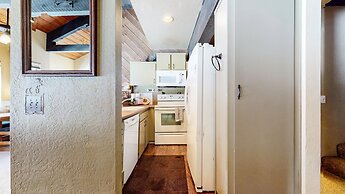 Bigwood 62 Quiet and Cozy in Forest Setting, with Garage Parking by Re