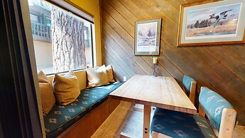 Bigwood 62 Quiet and Cozy in Forest Setting, with Garage Parking by Re