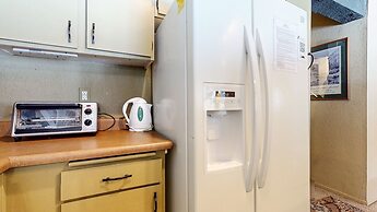 Bigwood 62 Quiet and Cozy in Forest Setting, with Garage Parking by Re