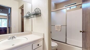 Bigwood 62 Quiet and Cozy in Forest Setting, with Garage Parking by Re